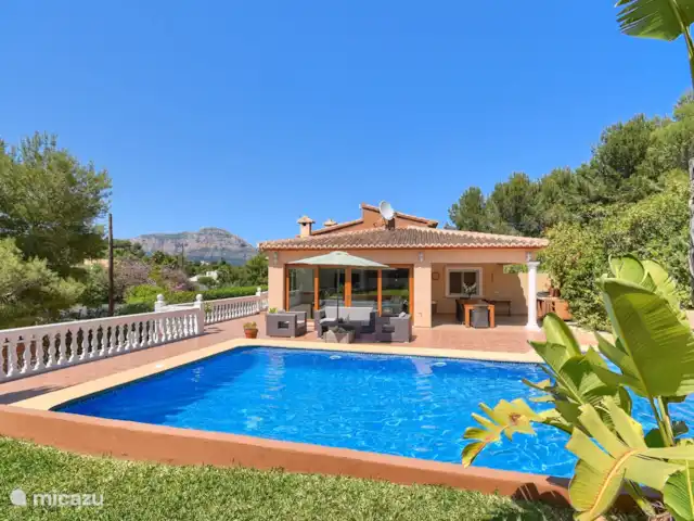Villa Vida | Espagne, Costa Blanca, Jávea - villa Vue sur la piscine depuis la maison balinaise dans le jardin.