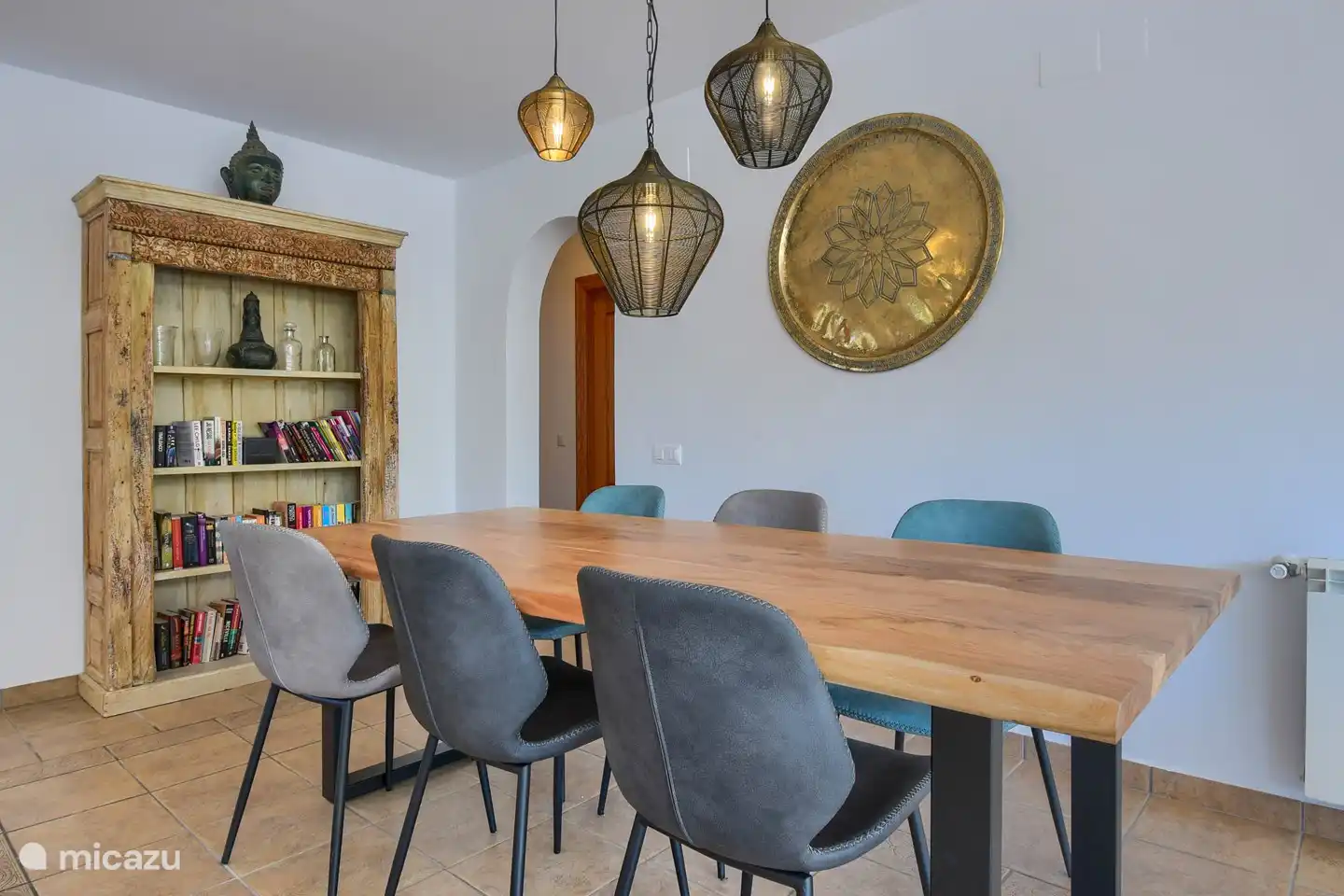Coin repas avec fauteuils confortables et table en tronc d'arbre. Situé juste à côté de la cuisine.