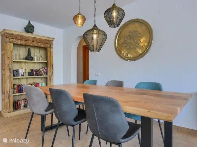Villa Vida | Espagne, Costa Blanca, Jávea - villa Coin repas avec fauteuils confortables et table en tronc d'arbre. Situé juste à côté de la cuisine.