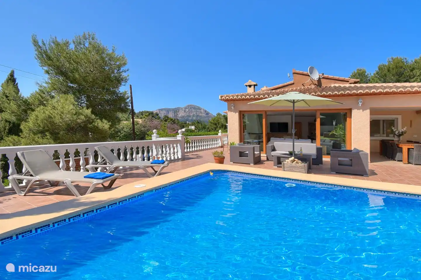 Piscine 10x5 mètres.