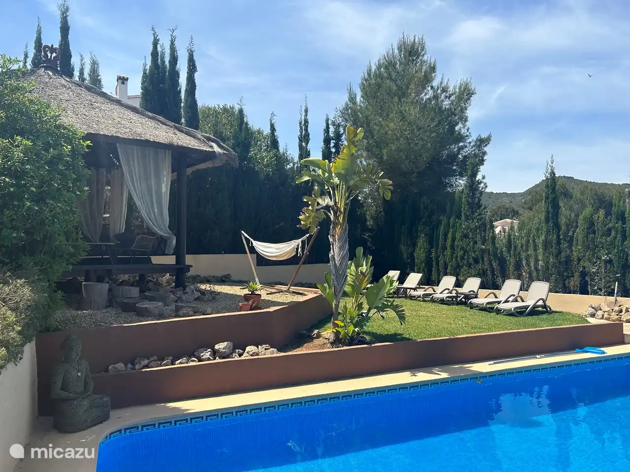 Gazebo balinais, hamac et transats confortables.