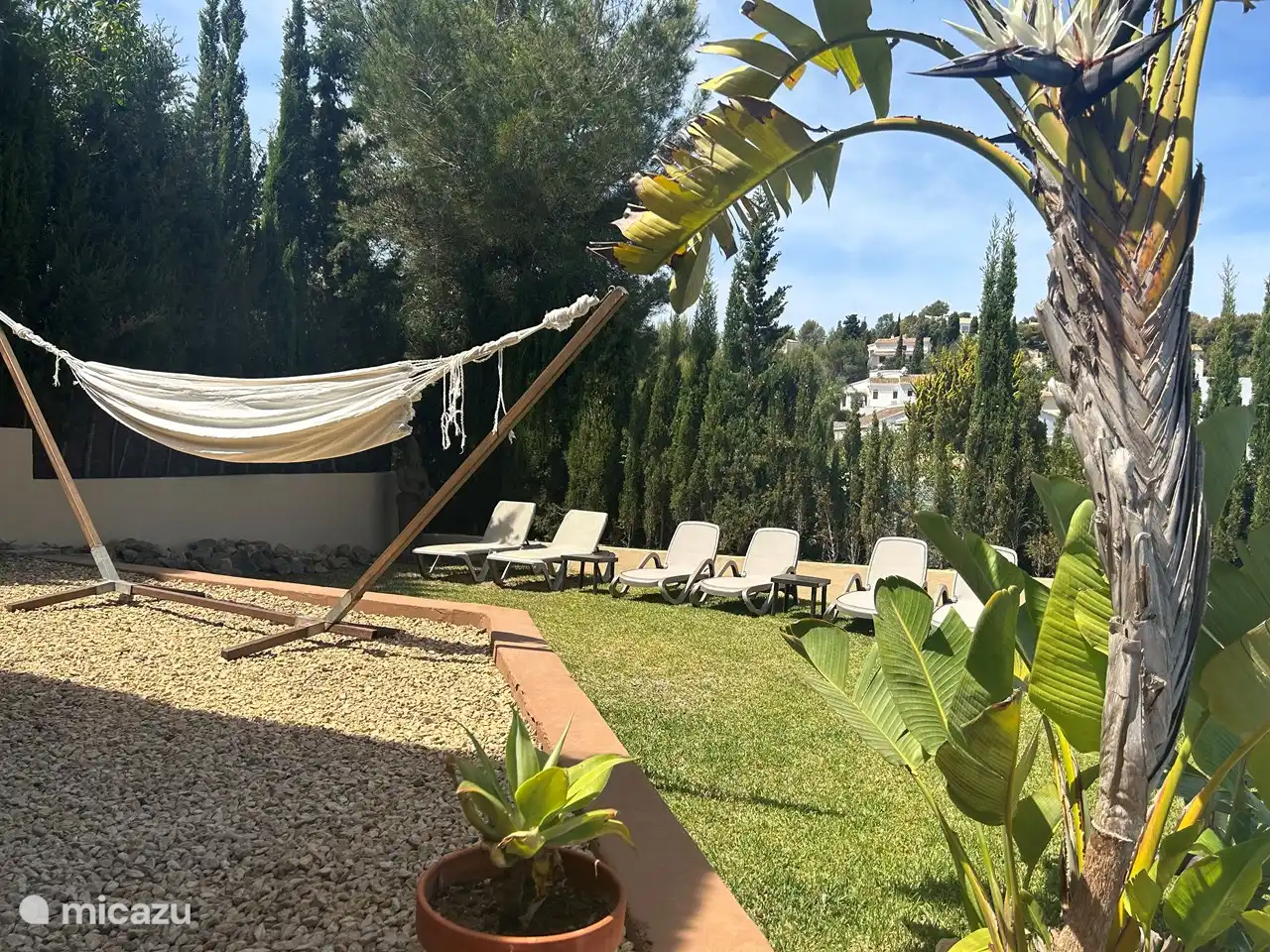 Hamac et 6 transats confortables.