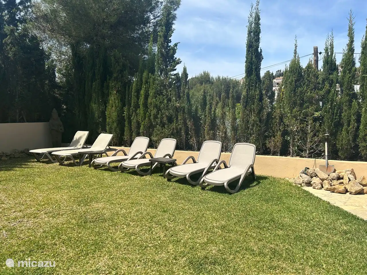 6 chaises longues merveilleusement confortables dans le jardin, qui peuvent être déplacées vers d'autres endroits comme la piscine.