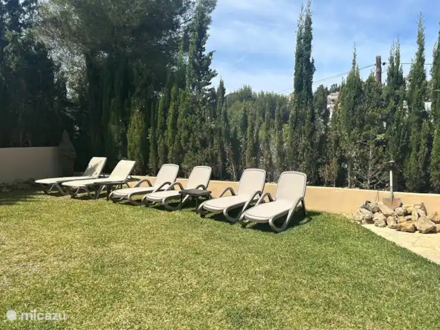 Villa Vida | Espagne, Costa Blanca, Jávea - villa 6 chaises longues merveilleusement confortables dans le jardin, qui peuvent être déplacées vers d'autres endroits comme la piscine.