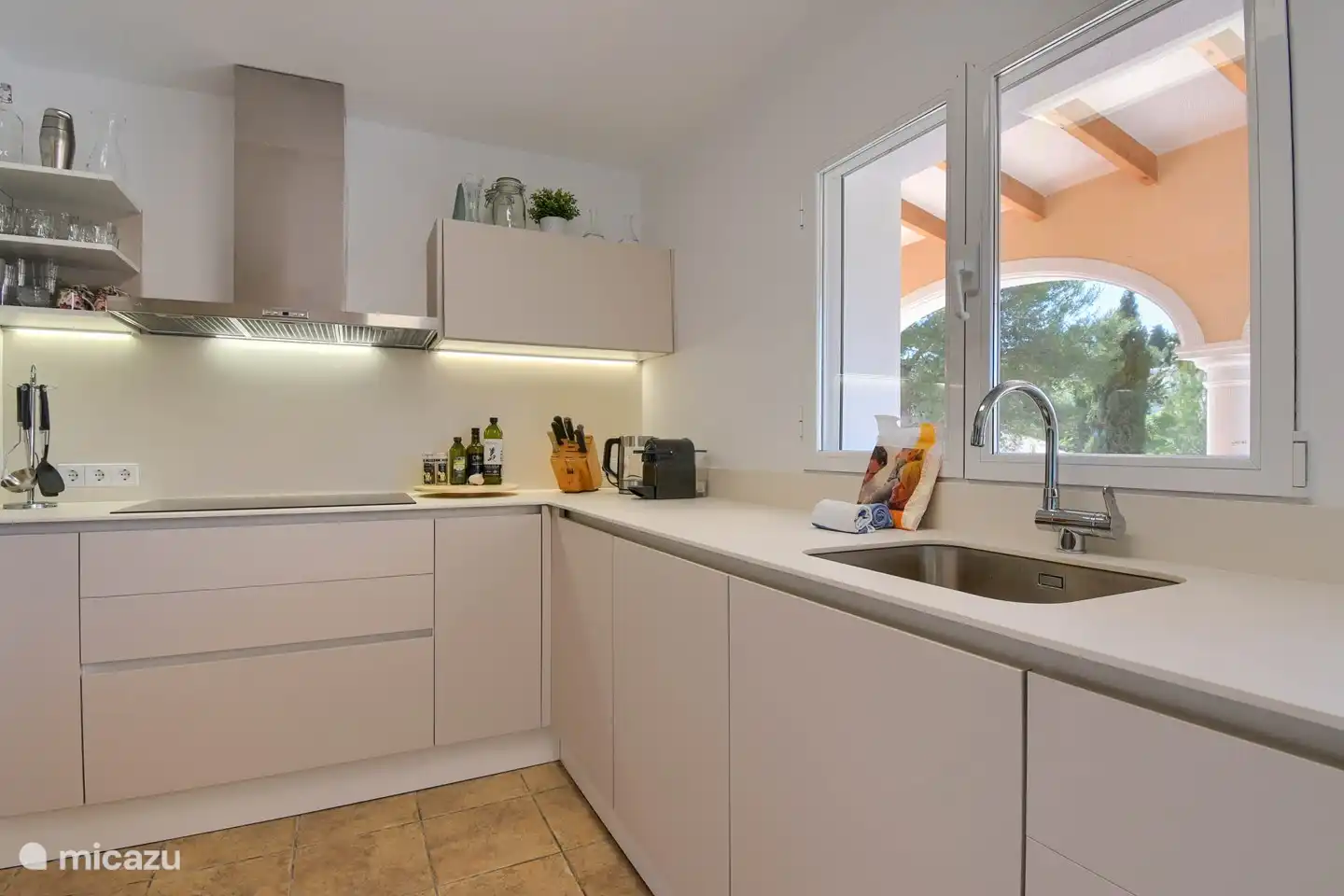 Nouvelle cuisine moderne et lumineuse avec tous les appareils.