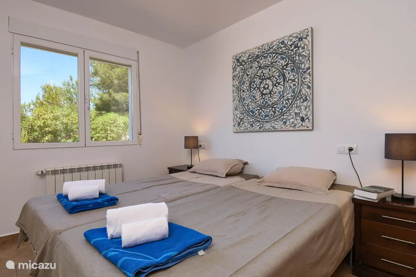 Chambre des maîtres avec salle de bain attenante. Grands placards, climatisation et ventilateur.