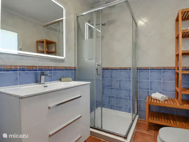 Villa Vida | Espagne, Costa Blanca, Jávea - villa Salle de bain attenante à la chambre principale avec douche pluie, lavabo et toilettes