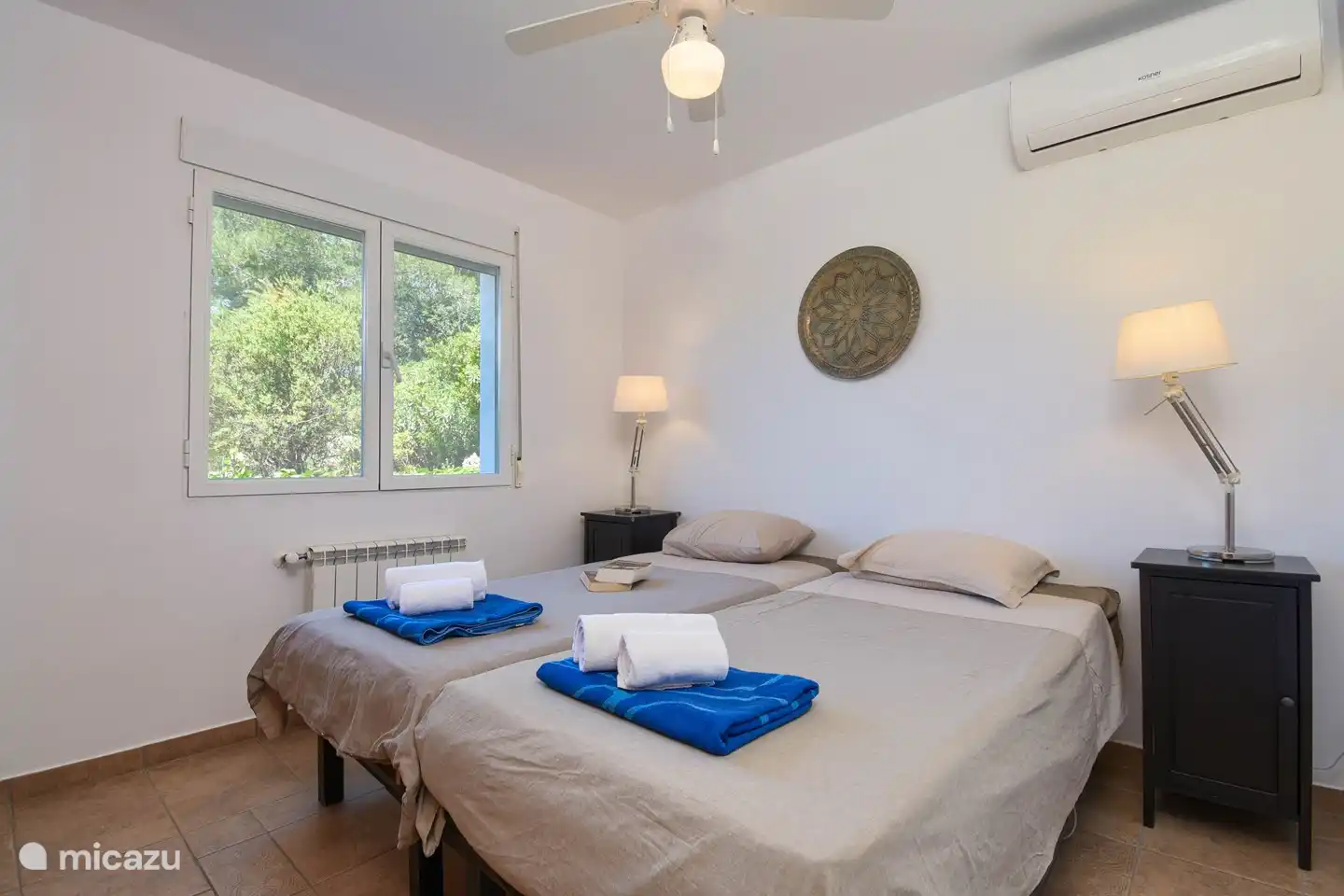 2e chambre située à l'arrière. Très silencieux pour les nuits longues et profondes. Grands placards, climatisation et ventilateur.