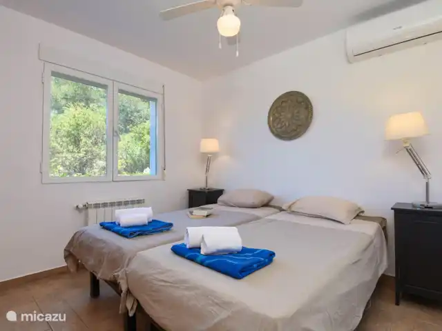 Villa Vida | Espagne, Costa Blanca, Jávea - villa 2e chambre située à l'arrière. Très silencieux pour les nuits longues et profondes. Grands placards, climatisation et ventilateur.