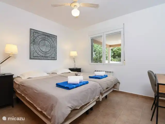 Villa Vida | Espagne, Costa Blanca, Jávea - villa 3ème chambre avec de grands placards, air conditionné et ventilateur.