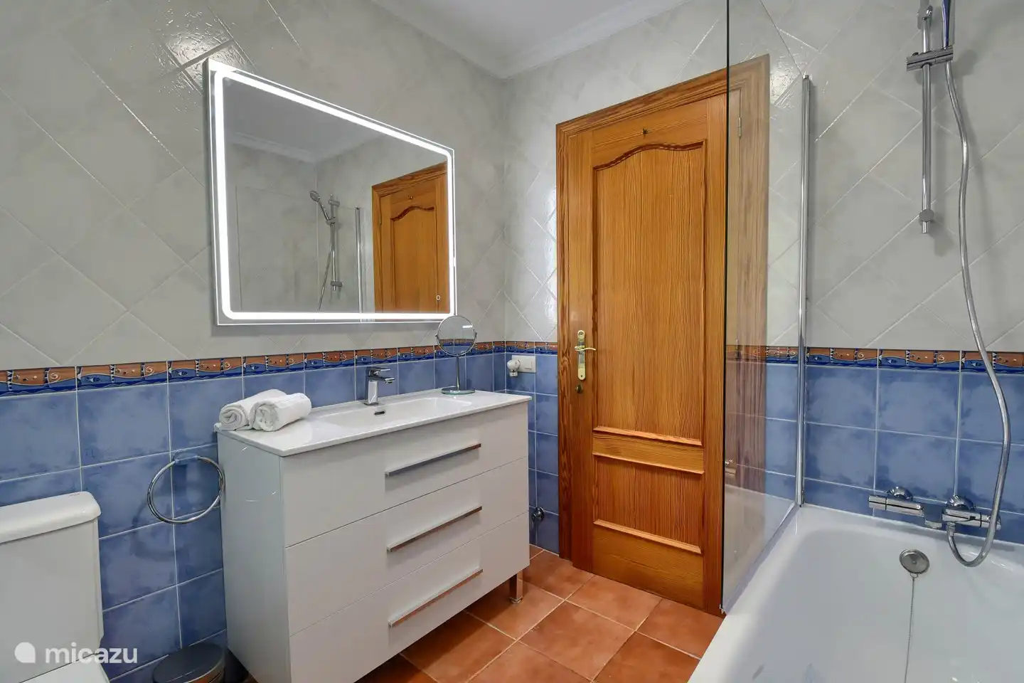 2ème salle de bain avec douche pluie, lavabo, toilette et bidet