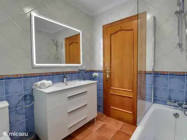 Villa Vida | Espagne, Costa Blanca, Jávea - villa 2ème salle de bain avec douche pluie, lavabo, toilette et bidet