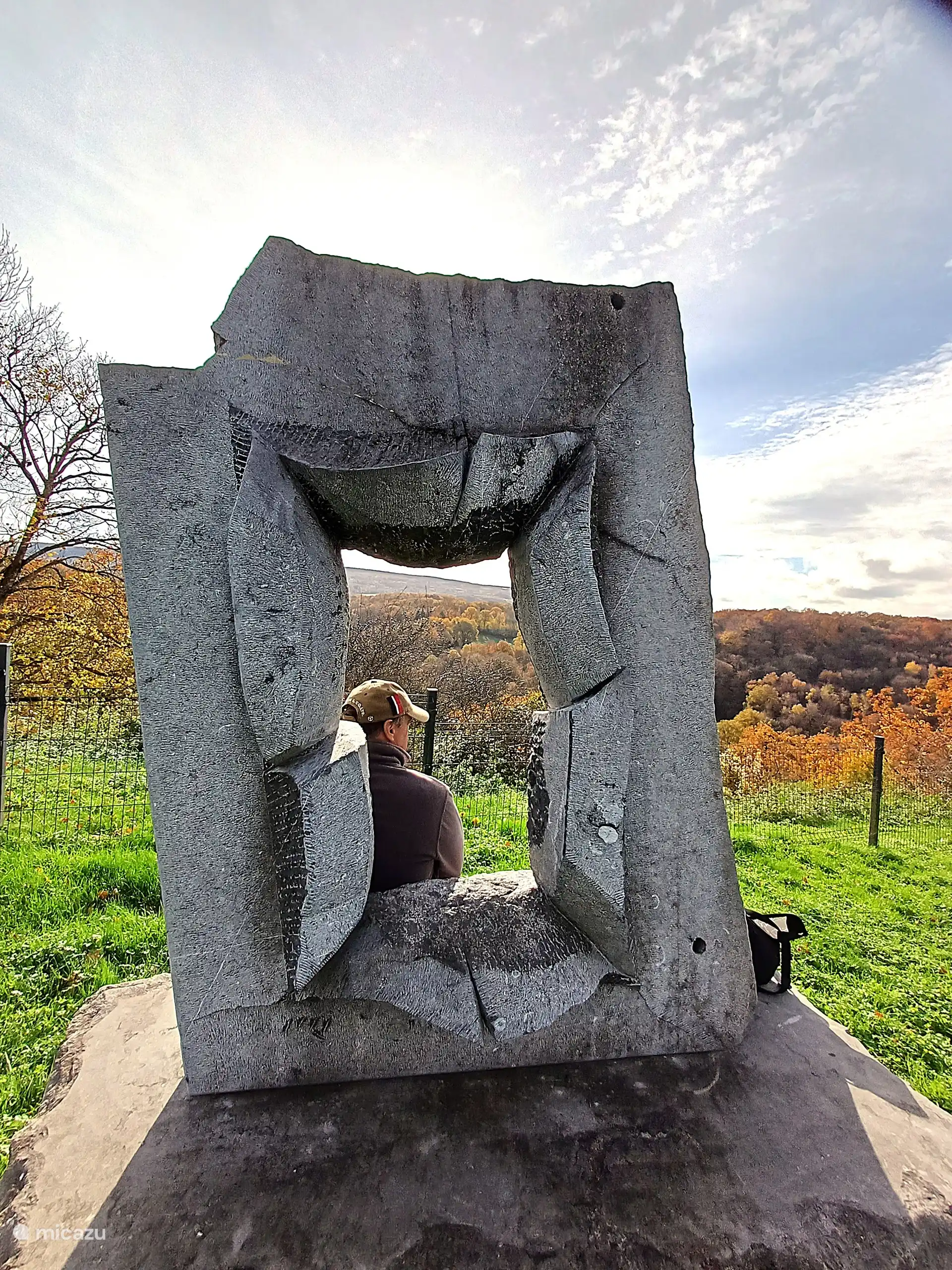 Zu Fuß von Ozo (Stadtteil Durbuy); Einer der schönsten Aussichtspunkte der Region mit Picknicktisch an dieser Stelle.
Foto aufgenommen am 3. November 2025.