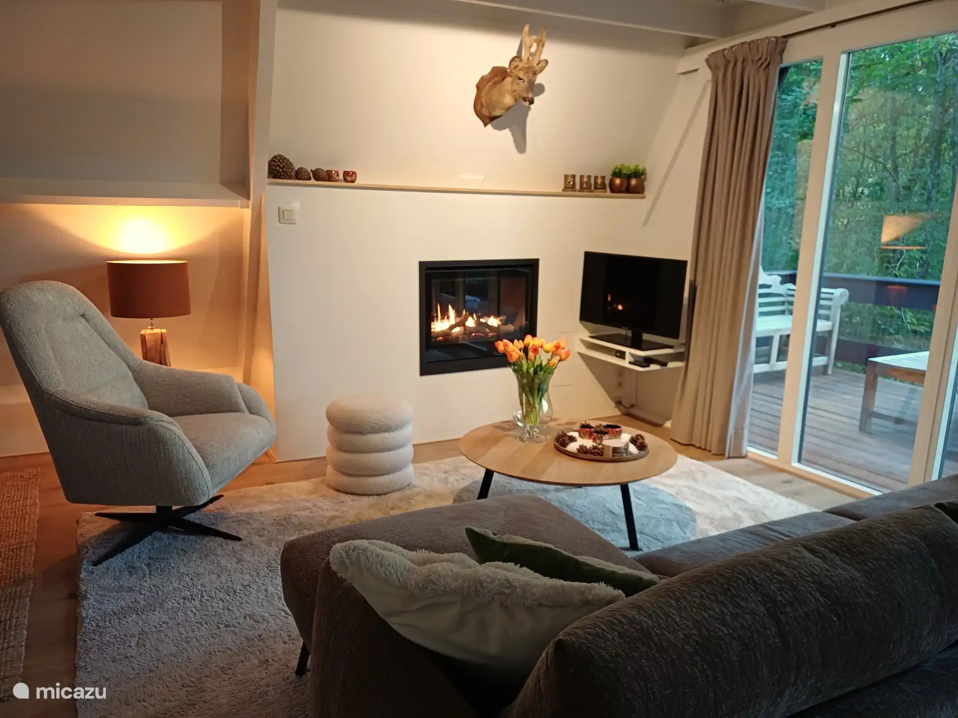 The cozy living room with built-in gas fireplace that provides direct, atmospheric heat.
A lovely lounge sofa and a very comfortable recliner invite you to relax.