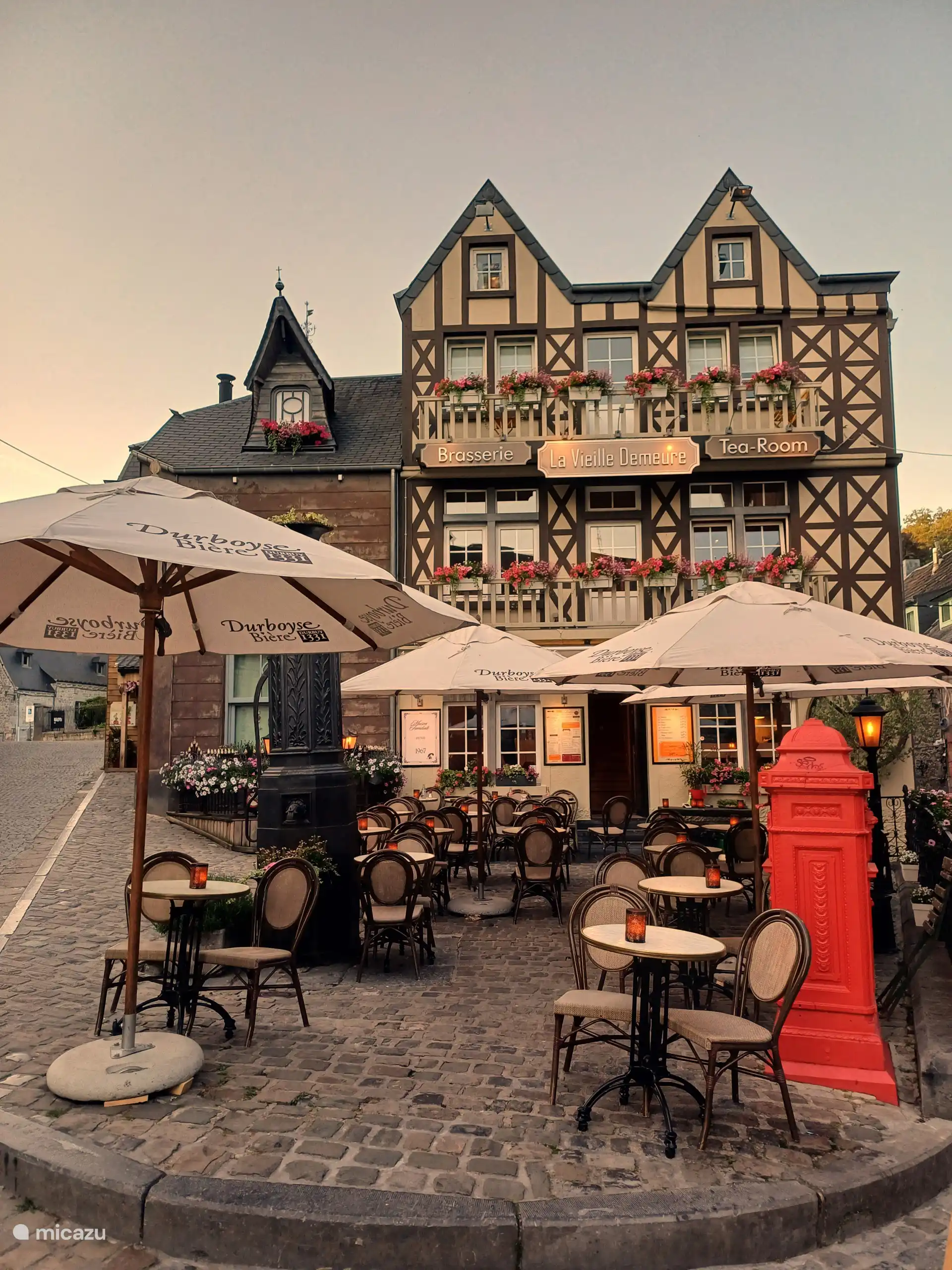 Het is zalig vertoeven op dit terras à l'anglaise gelegen naast het kasteel van Durbuy, aan de ingang van het stadje! 
