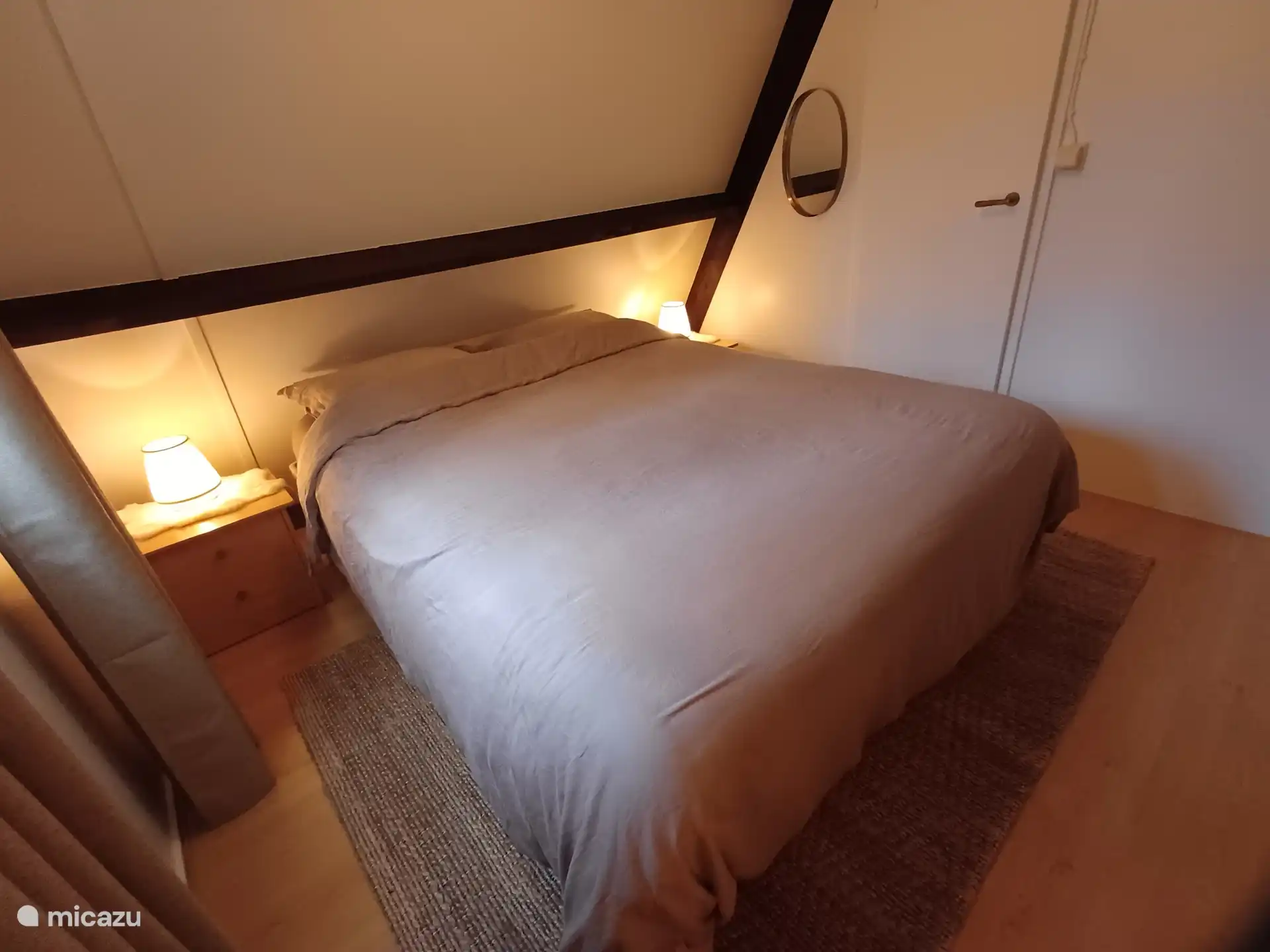 Schlafzimmer (hinten) mit einem Doppelbett (160 cm x 210 cm).  Der Raum bietet einen Blick auf den Wald und das Tal. Das Bett hat eine gute Matratze mit einem sehr hochwertigen Topper. 