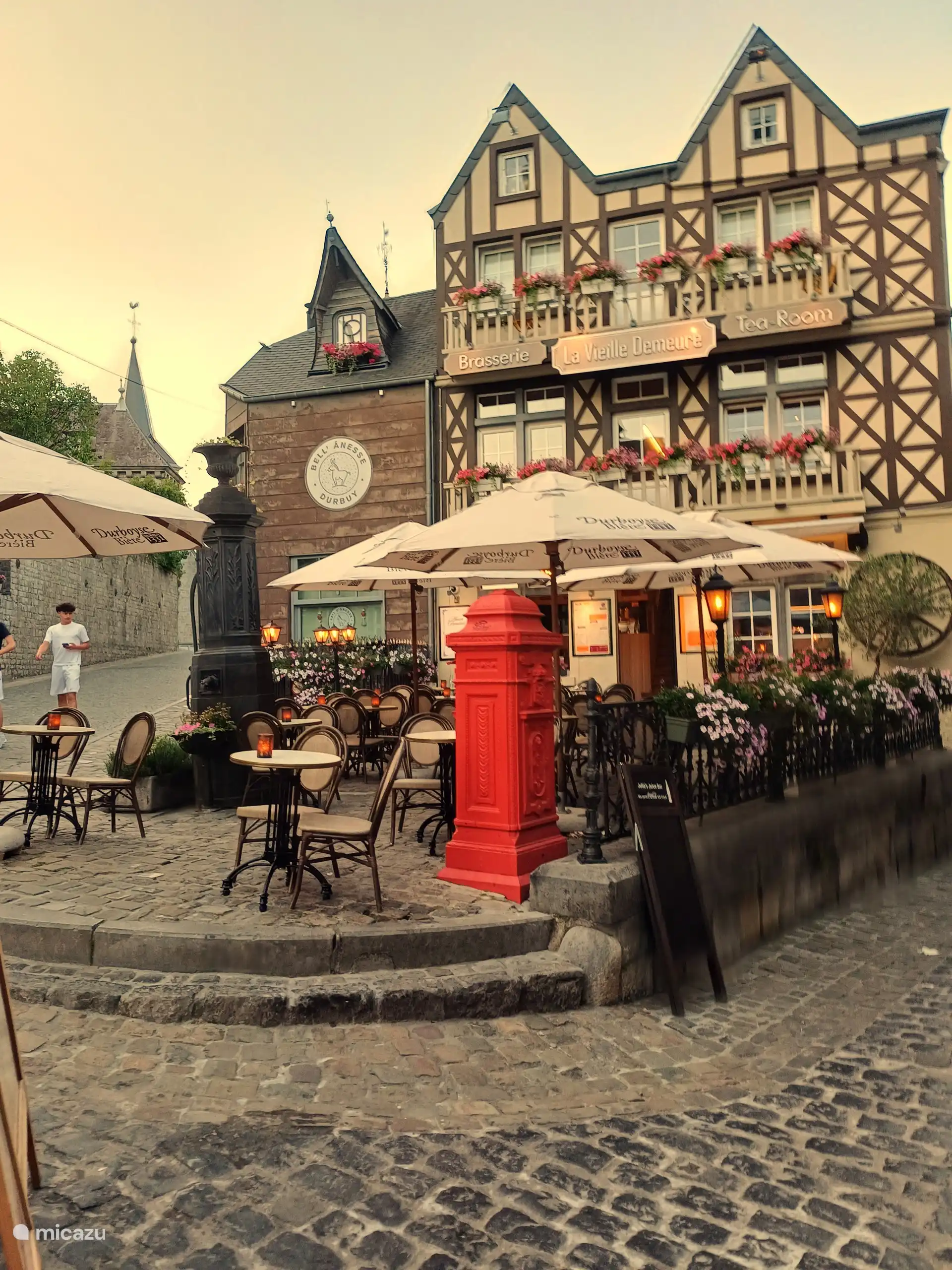 Es ist wunderbar, auf dieser Terrasse à l'anglaise neben dem Schloss von Durbuy, am Eingang der Stadt, zu übernachten! 