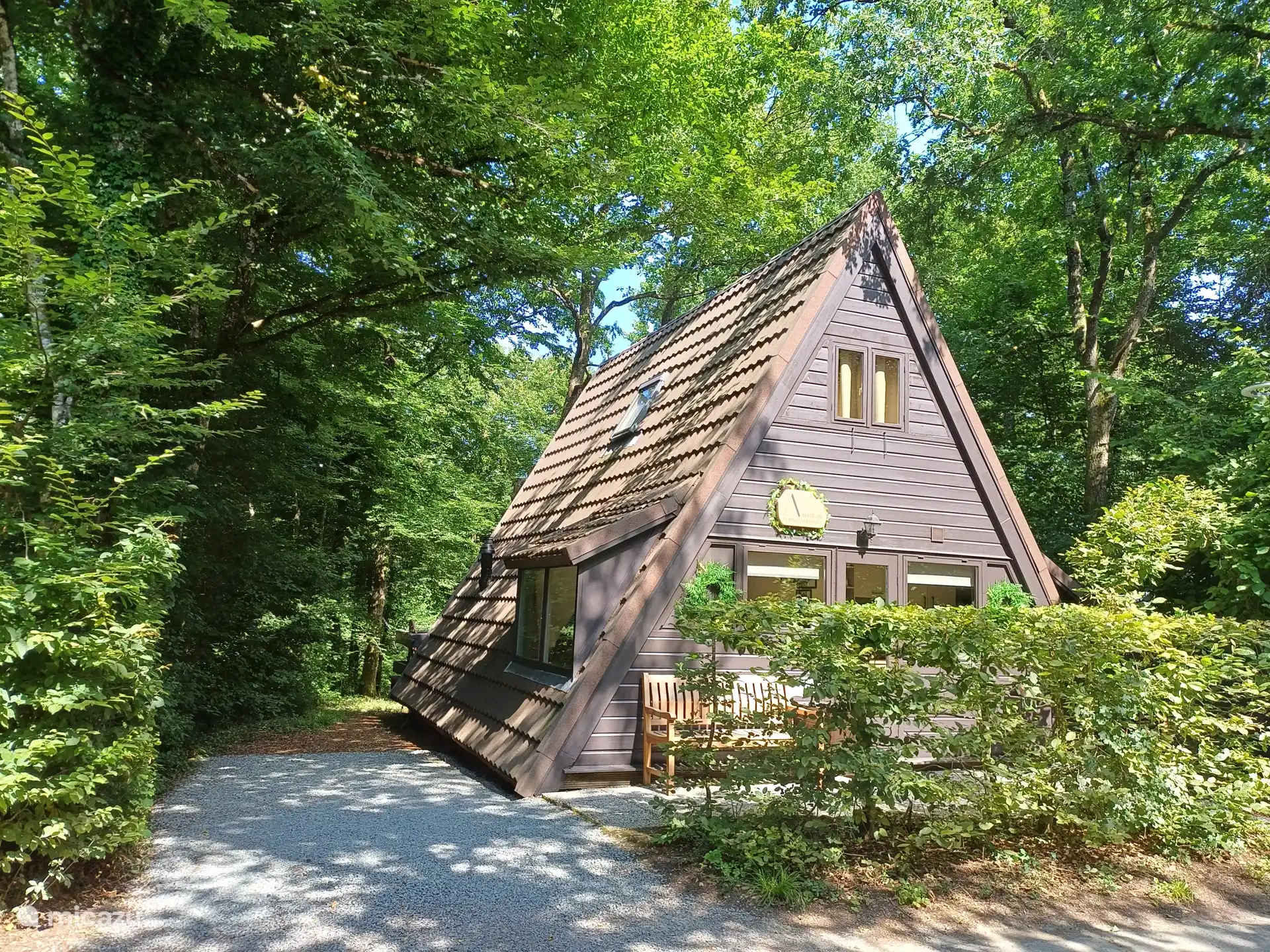 Aparcamiento privado justo al lado del chalet; Incluso aparcar un segundo coche funciona.