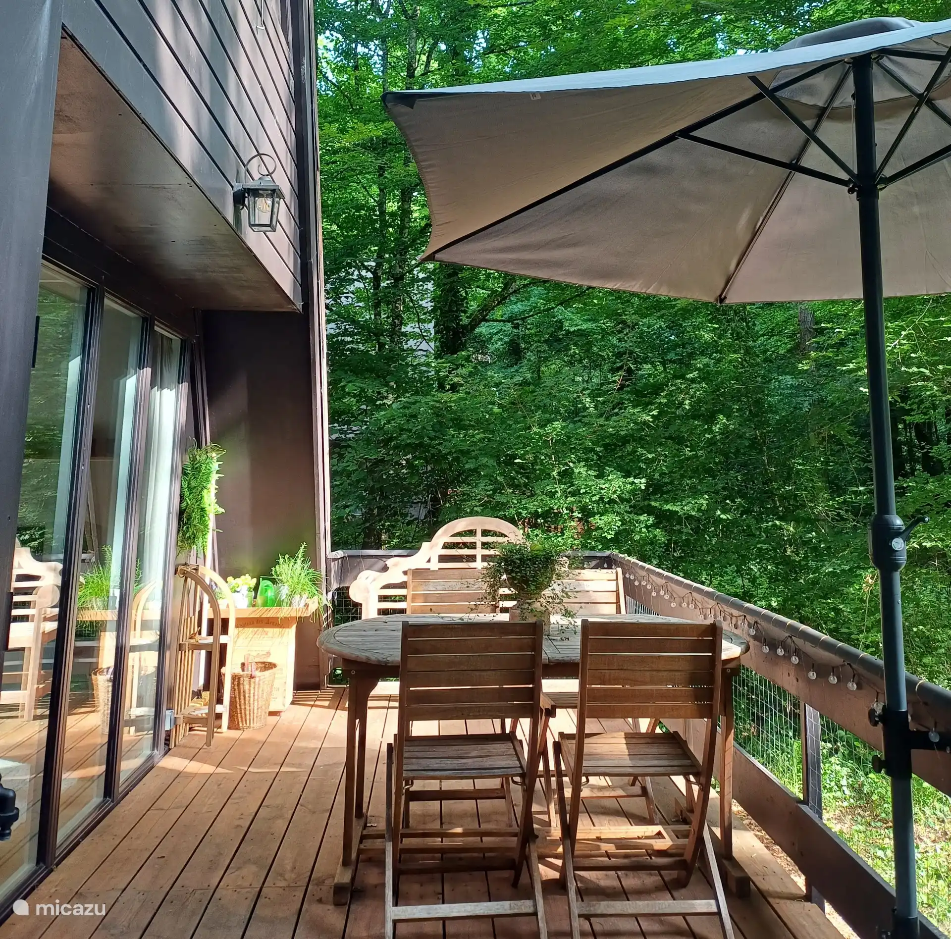 Die gemütliche Terrasse mit Gartenmöbeln aus Teakholz, Bank und Sonnenschirm.
Es gibt auch einen Wäscheständer.