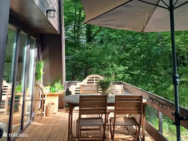 Location de Vacances Belgique, Ardennes, Durbuy, maison de vacances - Maison Tronchiennes La terrasse confortable avec mobilier de jardin en teck, banc et parasol.
Il y a aussi un étendoir.