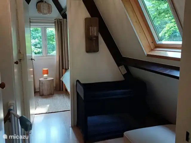 Location de Vacances Belgique, Ardennes, Durbuy, maison de vacances - Maison Tronchiennes Le palier avec placards. Pour les plus petits d’entre nous, il existe un lit bébé dépliable qui peut être placé sur ce palier, comme le montre la photo.