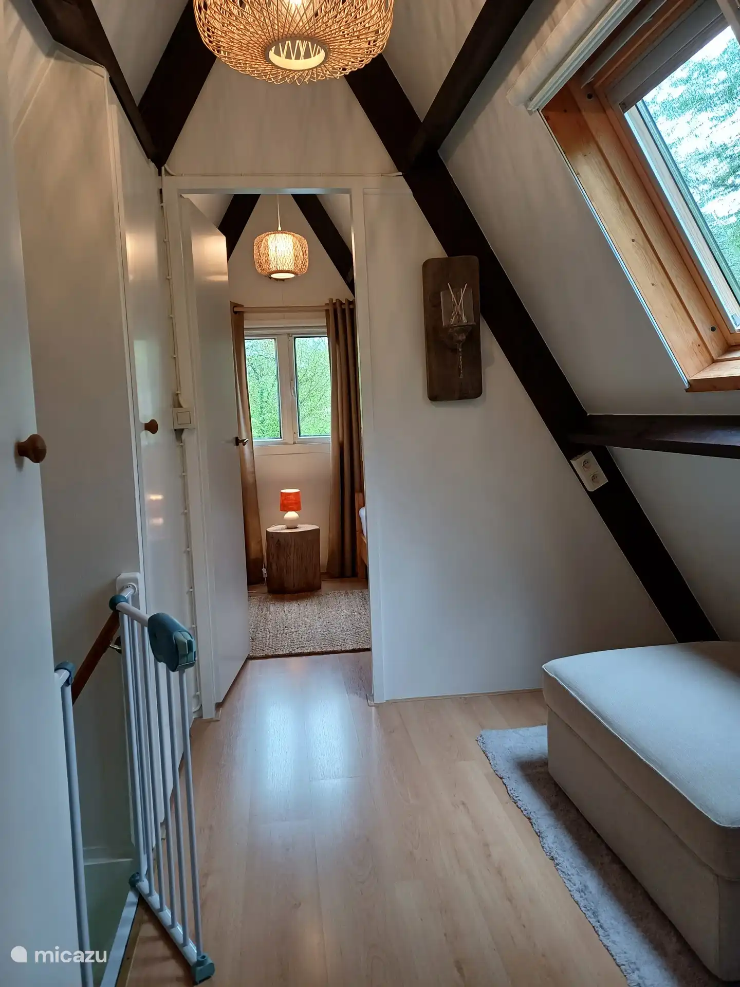 De overloop met inbouwkasten. Voor de allerkleinste onder ons is er een uitklapbaar kinderbedje aanwezig dat kan geplaatst worden op deze overloop. In de poef bevinden zich extra dekens.