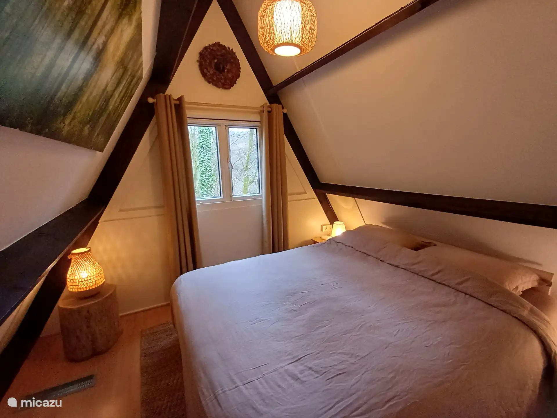 Schlafzimmer hinten mit Blick auf den Wald und das Tal.
Bettwäsche ist in Ihrem Aufenthalt enthalten.