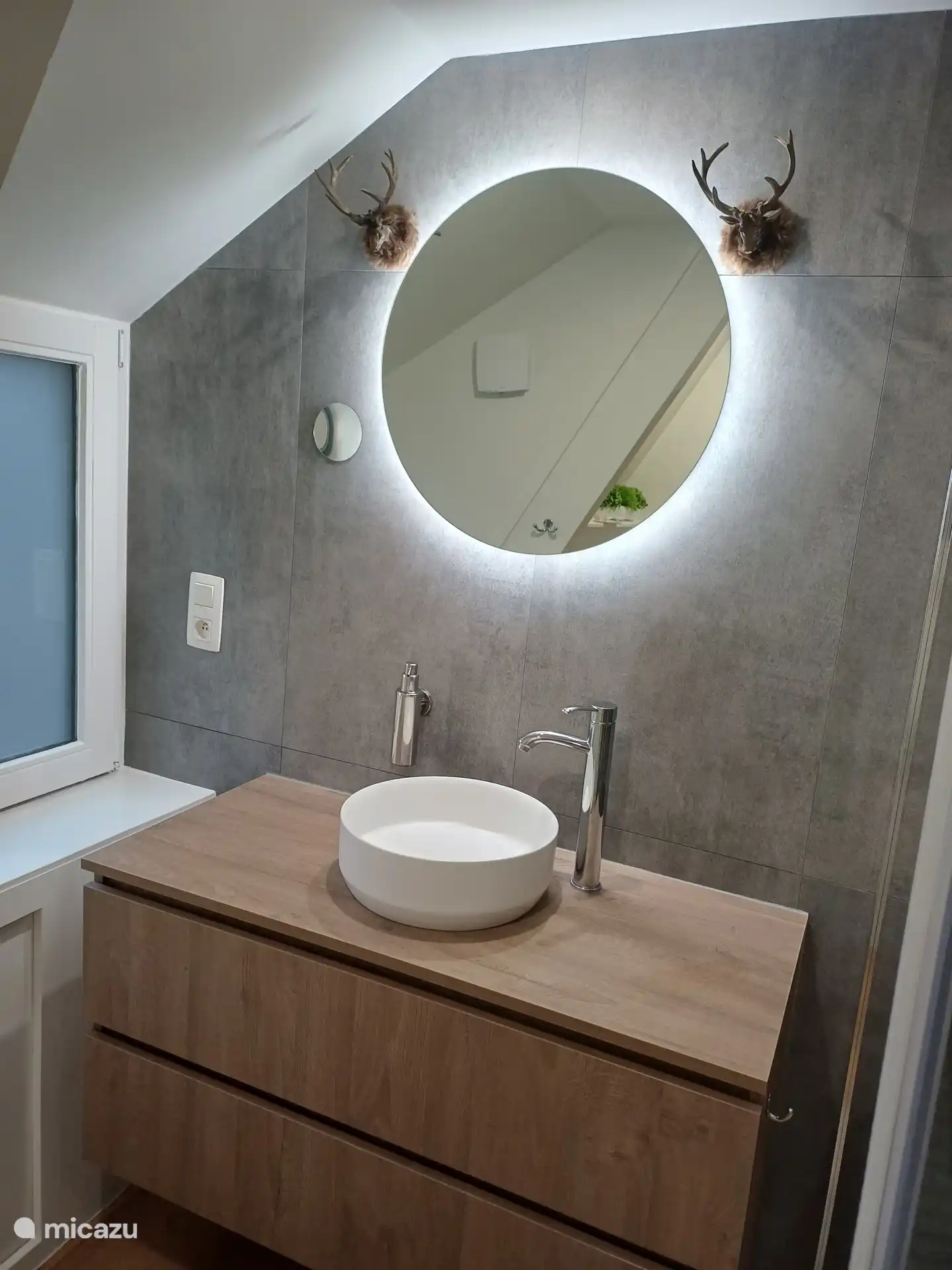 Wastafel met voldoende opbergruimte.
Een haardroger, handzeep, toiletpapier en kleine toiletartikelen zijn standaard aanwezig. Douchegel is niet aanwezig.
