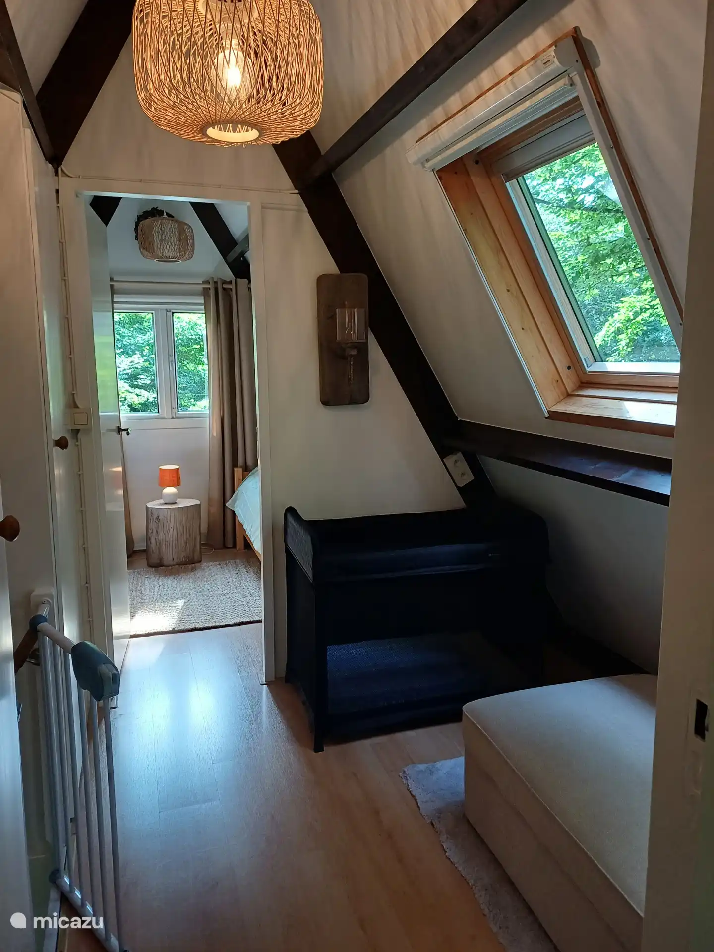 De overloop met inbouwkasten en een veiligheidshekje voor de kindjes.  Een uitklapbaar babybedje is opgeborgen in de kast en kan geplaatst worden op de overloop.
In de poef bevinden zich extra dekens.