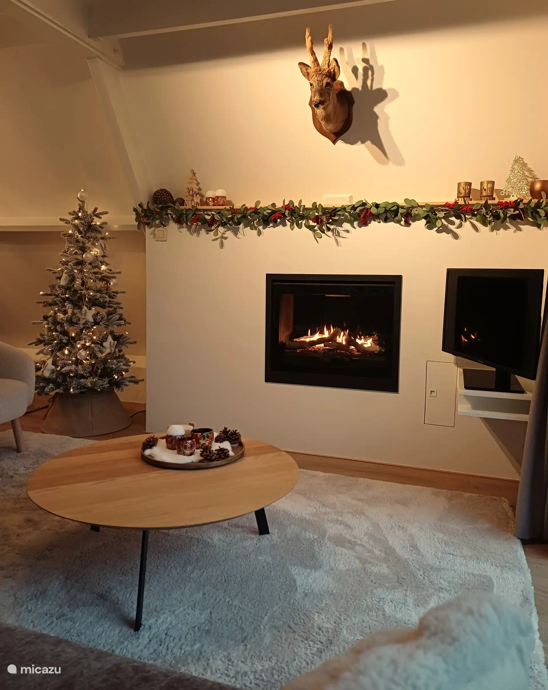 Maison Tronchiennes im Weihnachtsgeist.
Die anderen Weihnachtsdekorationen in und um das Chalet können Sie entdecken! :-) 