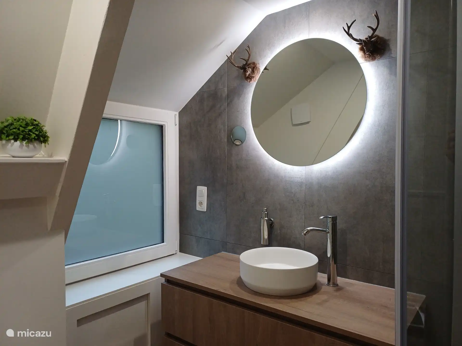 Wastafel met voldoende opbergruimte.
Een haardroger, handzeep, toiletpapier en kleine toiletartikelen zijn standaard aanwezig. Douchegel is niet aanwezig.
