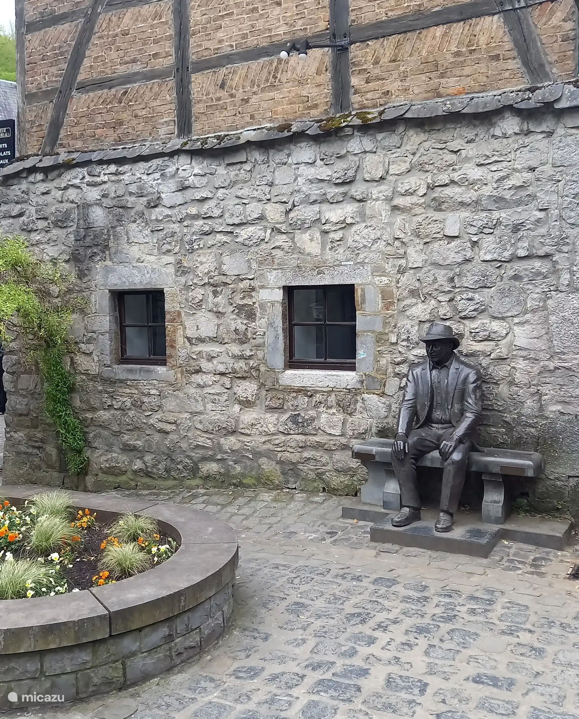 Eine weitere ruhige, schöne Ecke in La vieille Ville!
Fühlen Sie sich frei, einen Schnappschuss mit diesem geduldigen Mann zu machen!  Er scheint es mir nicht eilig zu haben! :-)