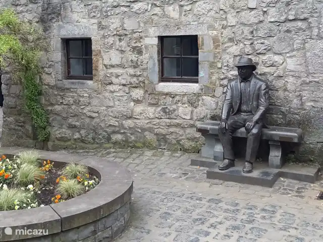 Location de Vacances Belgique, Ardennes, Durbuy, maison de vacances - Maison Tronchiennes Encore un coin calme et magnifique dans « La vieille Ville » !
N’hésitez pas à prendre « un instantané » avec cet homme patient !  Il n’a pas l’air pressé par moi ! :-)