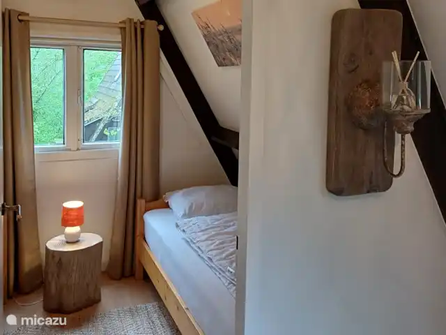 Location de Vacances Belgique, Ardennes, Durbuy, maison de vacances - Maison Tronchiennes Chambre à l’avant avec 2 grands lits simples (90x200). Tous les lits ont de très bons matelas avec un surmatelas de qualité supérieure. Les fenêtres sont équipées d’une moustiquaire.