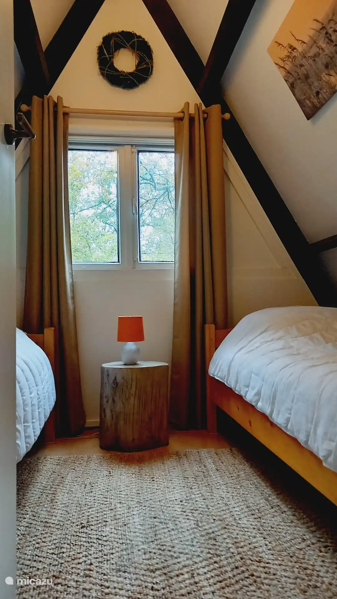 Das vordere Schlafzimmer mit 2 Einzelbetten (90x210). Alle Betten sind mit einem hochwertigen Dach ausgestattet, und die Fenster sind mit einem Moskitonet, was es wunderbar macht, mit offenen Fenstern zu schlafen.