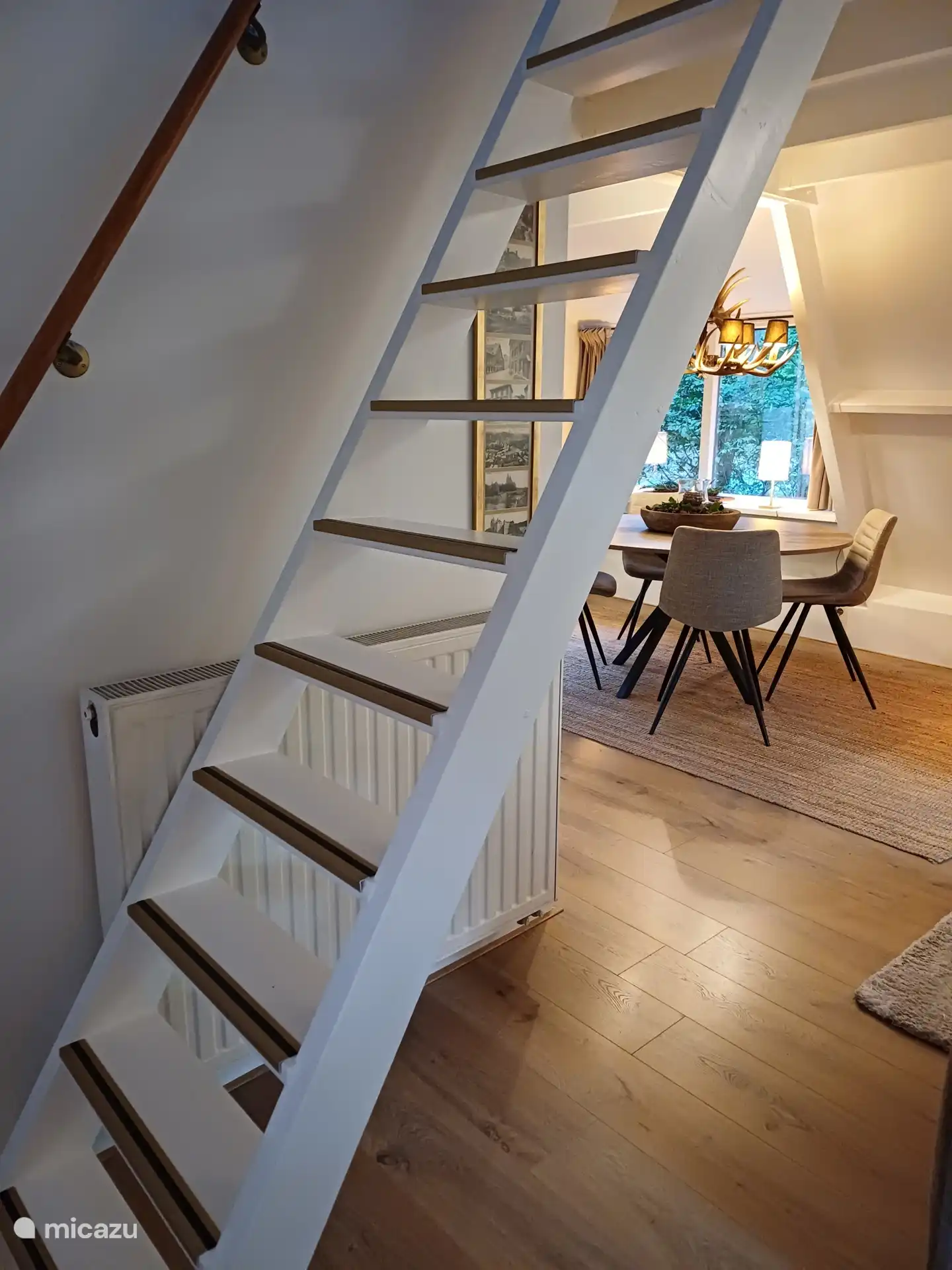 Most guests have no problem with the stairs (with non-slip).  However, some experience it as too steep. It is then recommended to descend backwards. I personally do too! :-)