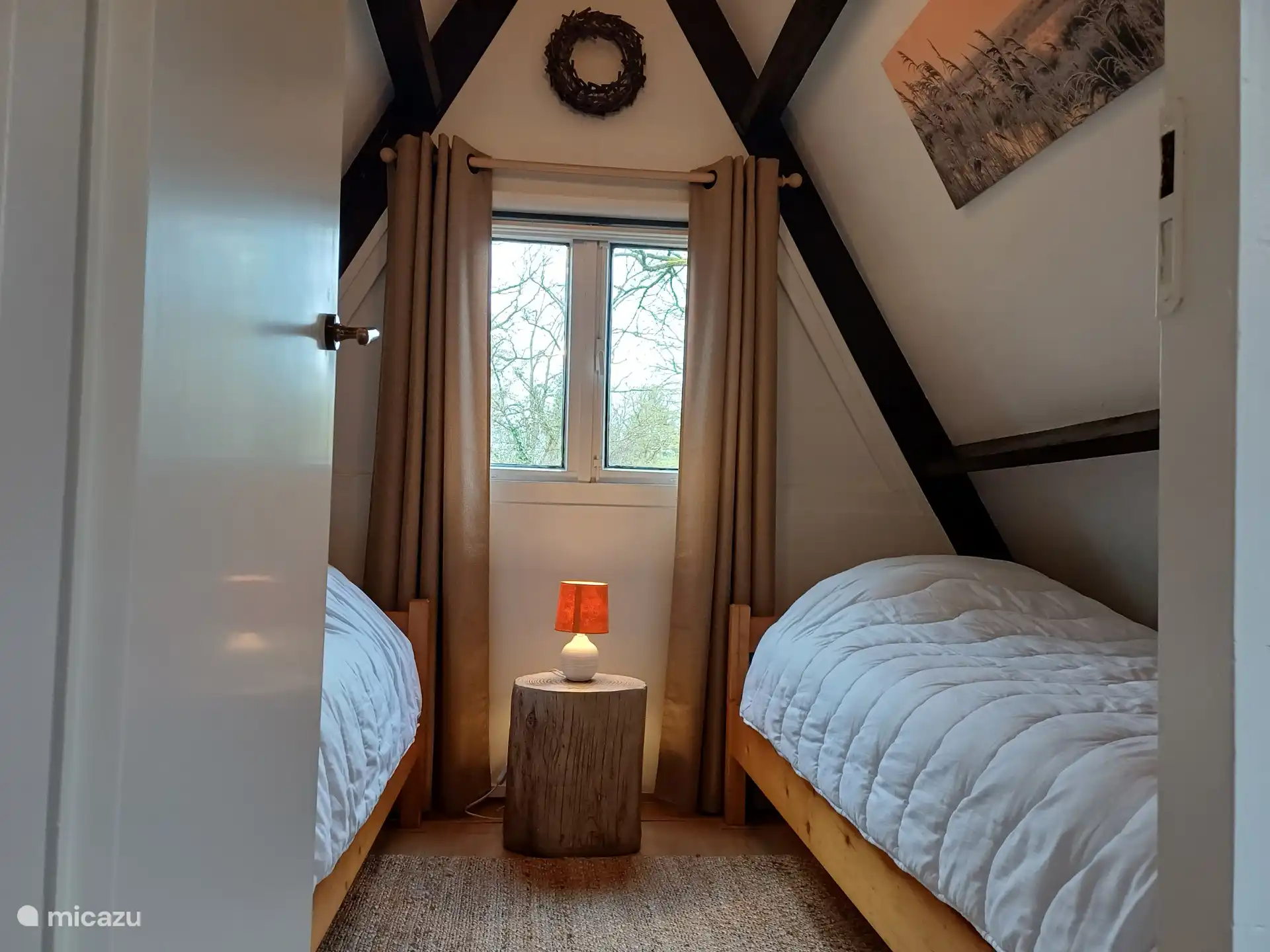 La chambre avant avec 2 lits simples (90x210). Tous les lits sont équipés d’un surmont de qualité et les fenêtres d’une moustiquaire, ce qui rend agréable le sommeil ouvert ouvert.