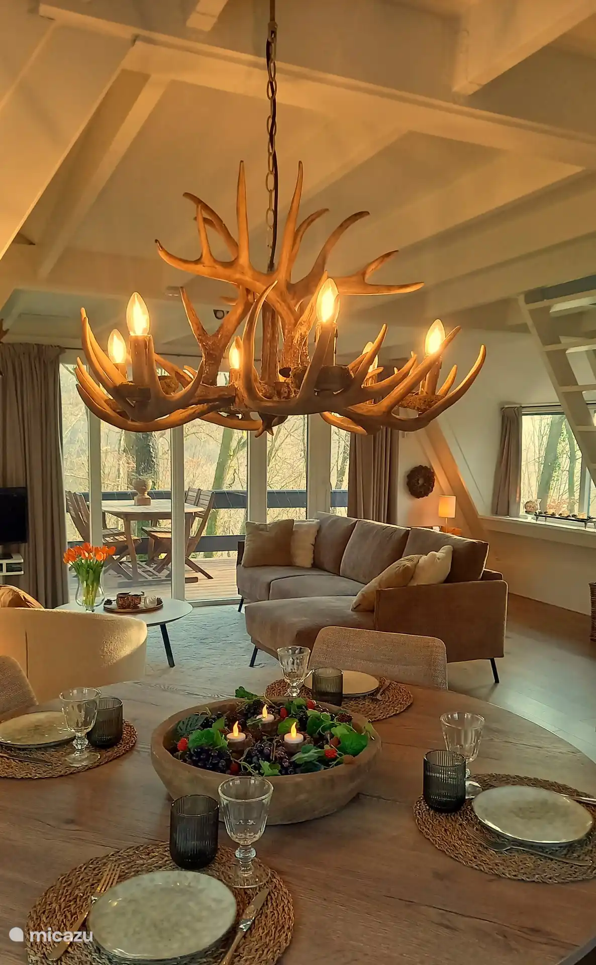 Das Esszimmer mit Blick auf den angrenzenden Wald. 
Für junge Eltern mit einem Kind;
Ein Hochstuhl ist im Schrank verstaut und kann zum Tisch hinzugefügt werden.