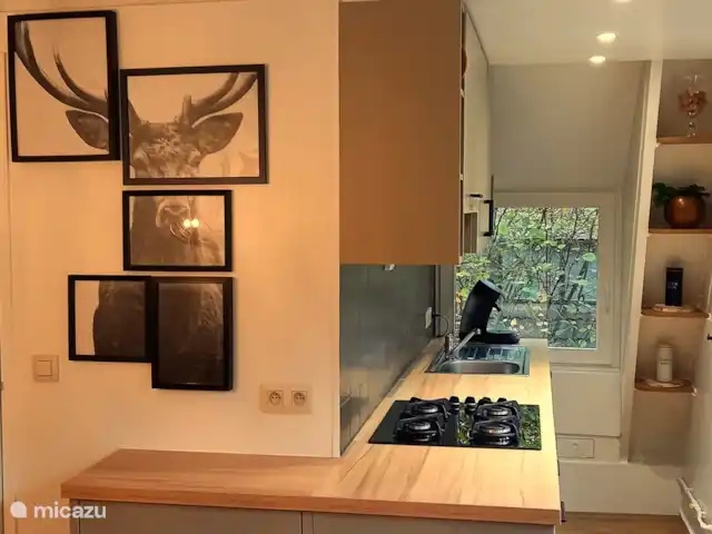 Location de Vacances Belgique, Ardennes, Durbuy, maison de vacances - Maison Tronchiennes La cuisine bien équipée avec cuisinière à gaz, machine à café Senseo, lave-vaisselle, réfrigérateur avec compartiment congélateur, micro-ondes / four et toutes sortes de petits ustensiles de cuisine. 
Des torchons de cuisine peuvent être loués (5€).