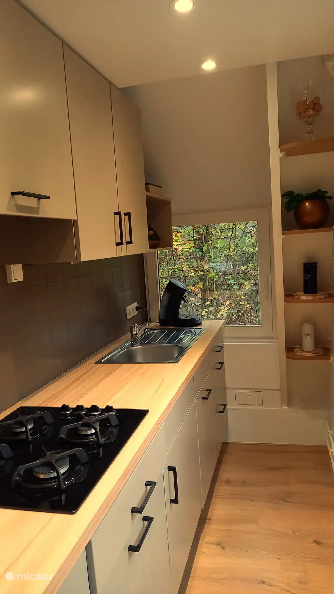 In der Küche gibt es folgende Grundnahrungsmittel: Tee, Zucker, P&Z, Brühwürfel, getrocknete Kräuter, Olivenöl und Spülmaschinentabs. Die Pads für die Senseo Kaffeemaschine sind nicht im Lieferumfang enthalten.