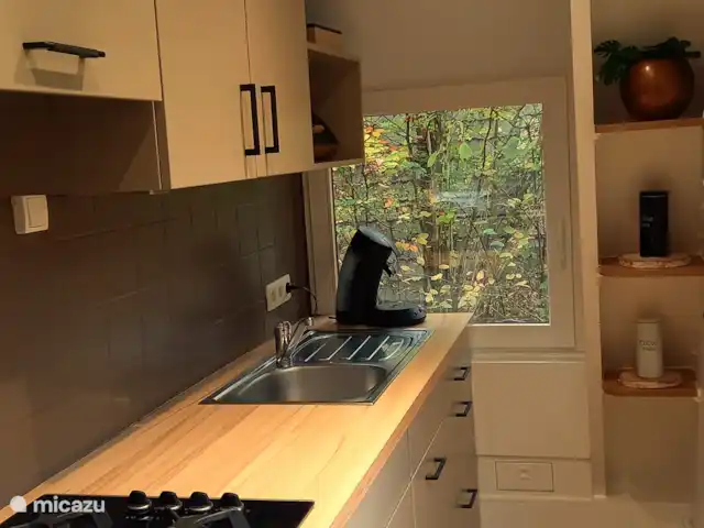 Location de Vacances Belgique, Ardennes, Durbuy, maison de vacances - Maison Tronchiennes La cuisine contient les produits de première nécessité suivants : thé, sucre, p&z, cubes de bouillon, herbes séchées, huile d’olive et pastilles pour lave-vaisselle. Les dosettes de la machine à café Senseo ne sont pas fournies.