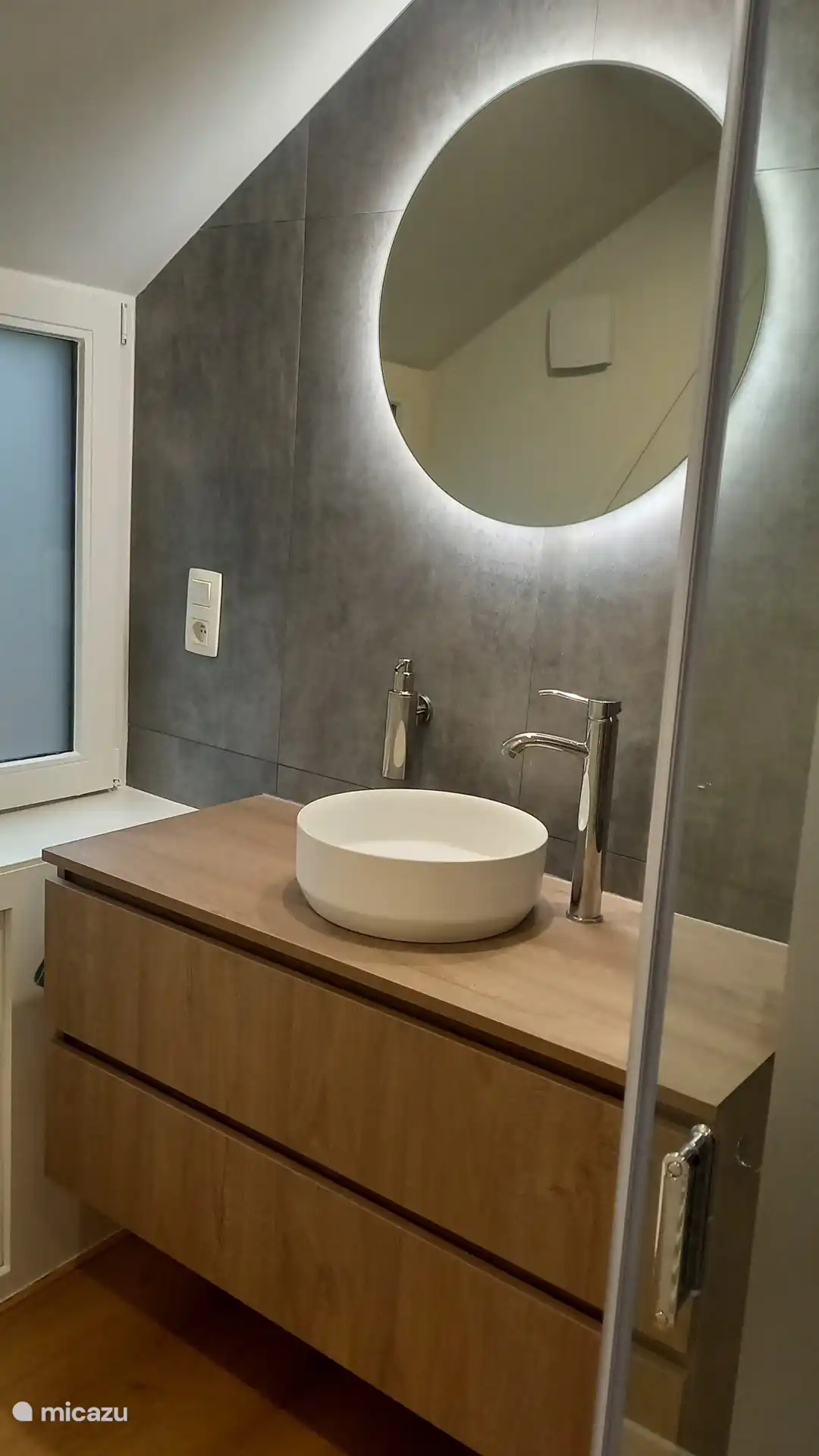 Spüle mit viel Stauraum.
Ein Haartrockner, Handseife, Toilettenpapier und kleine Pflegeprodukte gehören zur Standardausstattung.