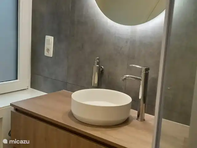 Location de Vacances Belgique, Ardennes, Durbuy, maison de vacances - Maison Tronchiennes Évier avec grand espace de rangement.
Un sèche-cheveux, du savon pour les mains, du papier toilette et de petits articles de toilette sont fournis.