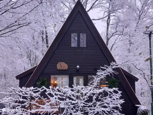Location de Vacances Belgique, Ardennes, Durbuy, maison de vacances - Maison Tronchiennes L’avant du chalet. Photo prise le 2 janvier 2025.