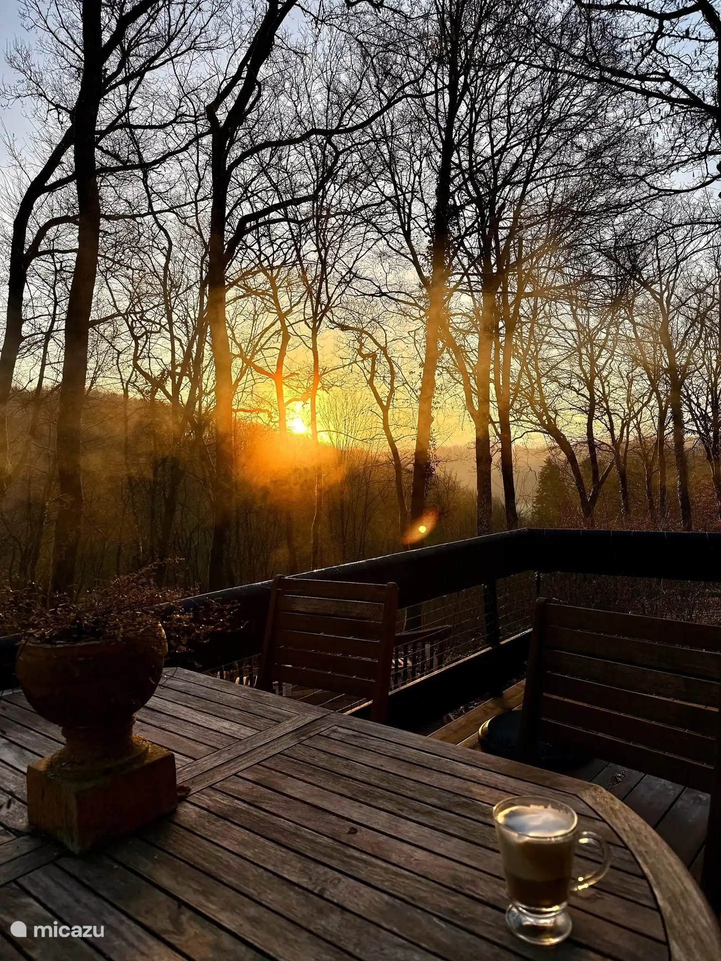 Sonnenaufgang an einem Februarmorgen. Das Foto wurde von der Terrasse aus aufgenommen. Um ehrlich zu sein, ist dieser Blick auf das Tal in den Herbst-, Winter- und Frühlingsmonaten am präsentesten.