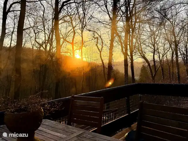 Location de Vacances Belgique, Ardennes, Durbuy, maison de vacances - Maison Tronchiennes Lever du soleil un matin de février. La photo a été prise depuis la terrasse. En toute honnêteté, cette vue sur la vallée est la plus présente pendant les mois d’automne, d’hiver et de printemps.