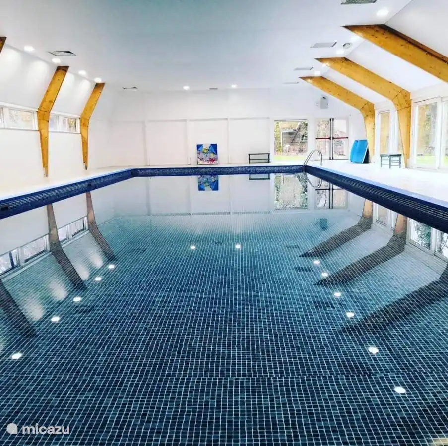 Überdachtes und beheiztes Schwimmbad, das in Ihrem Aufenthalt inbegriffen und nur für Gäste zugänglich ist.