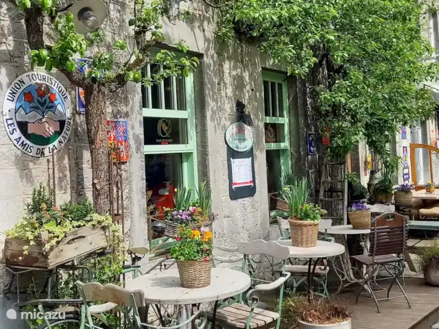 Location de Vacances Belgique, Ardennes, Durbuy, maison de vacances - Maison Tronchiennes L’une des terrasses accueillantes du centre historique de Durbuy ! Merveilleux, n’est-ce pas ?