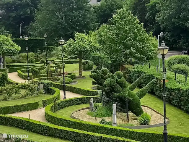 Location de Vacances Belgique, Ardennes, Durbuy, maison de vacances - Maison Tronchiennes Le parc des topiaires est le parc de la ville et un parc topiaire. Un régal pour les yeux et une sortie idéale pour un moment de détente !
Les installations de boisson sur la terrasse supérieure offrent une belle vue !