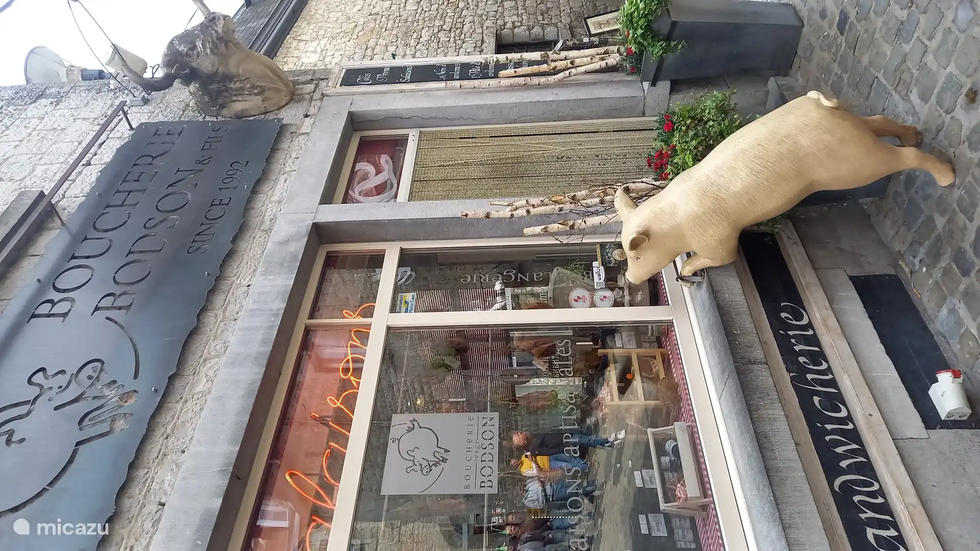 Eine bekannte Boucherie im Herzen von Durbuy.  Köstliche Ardenner Wurst in allen möglichen Geschmacksrichtungen und Sandwiches verkaufen sie hier! 
4.-6. Juli Festifood-Markt, auf dem die Kunsthandwerker im Mittelpunkt stehen. 